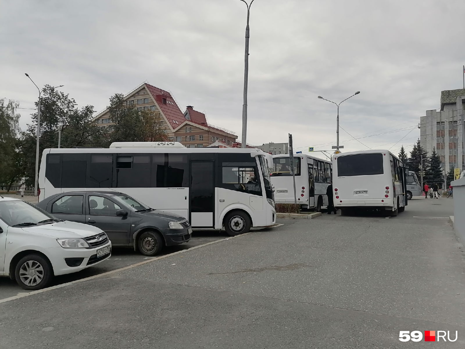 Автобусы с полицейскими припарковались у здания Заксобрания Автобусы с полицейскими припарковались у здания Заксобрания