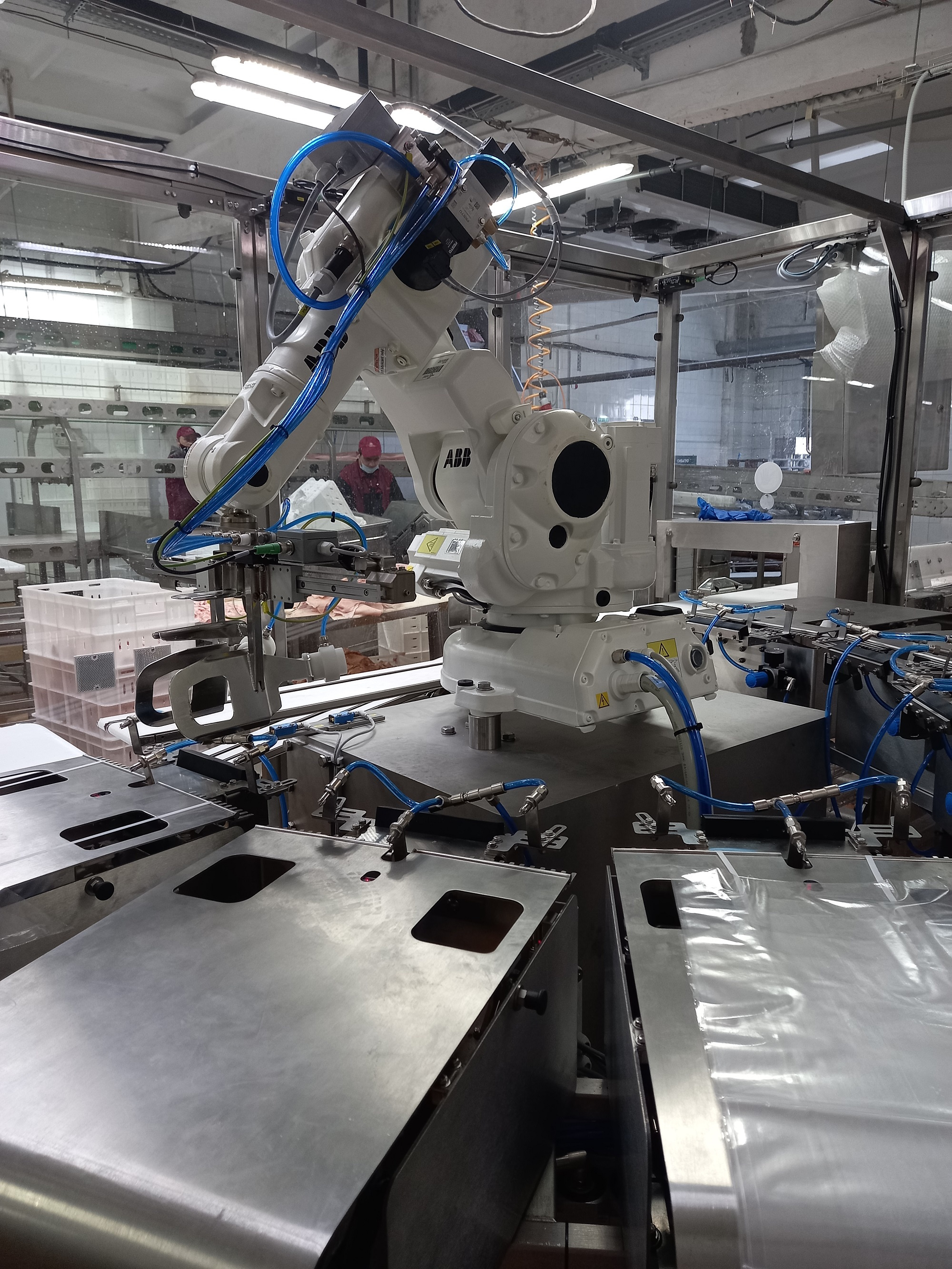 Робот упаковывает мясо без участия человека в стерильных условиях. Это позволило увеличить срок годности продукции до 14 дней