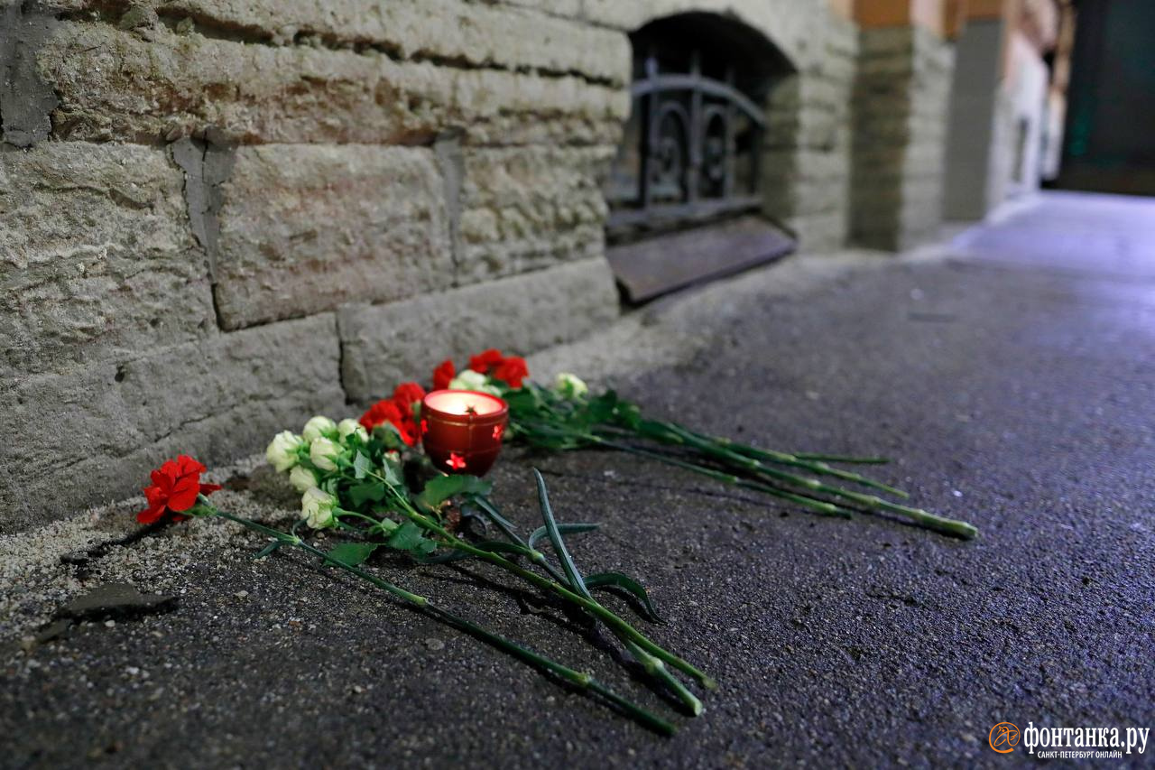 Петербуржцы приносят к консульству Турции цветы в память о погибших при землетрясении