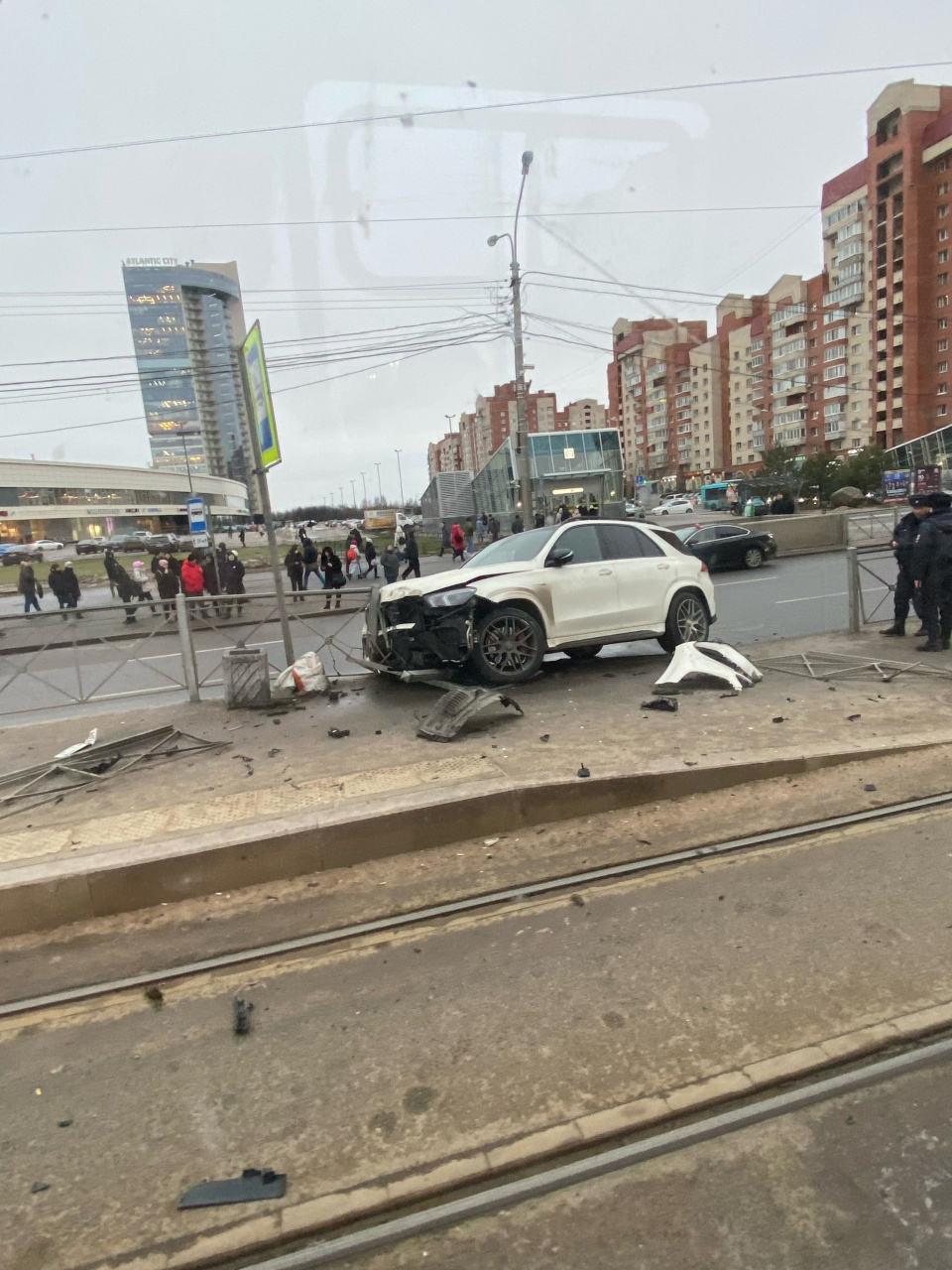 Mercedes влетел в ограждение на перекрестке улицы Савушкина и Туристской  улицы в Петербурге 27 января 2023 - 27 января 2023 - ФОНТАНКА.ру