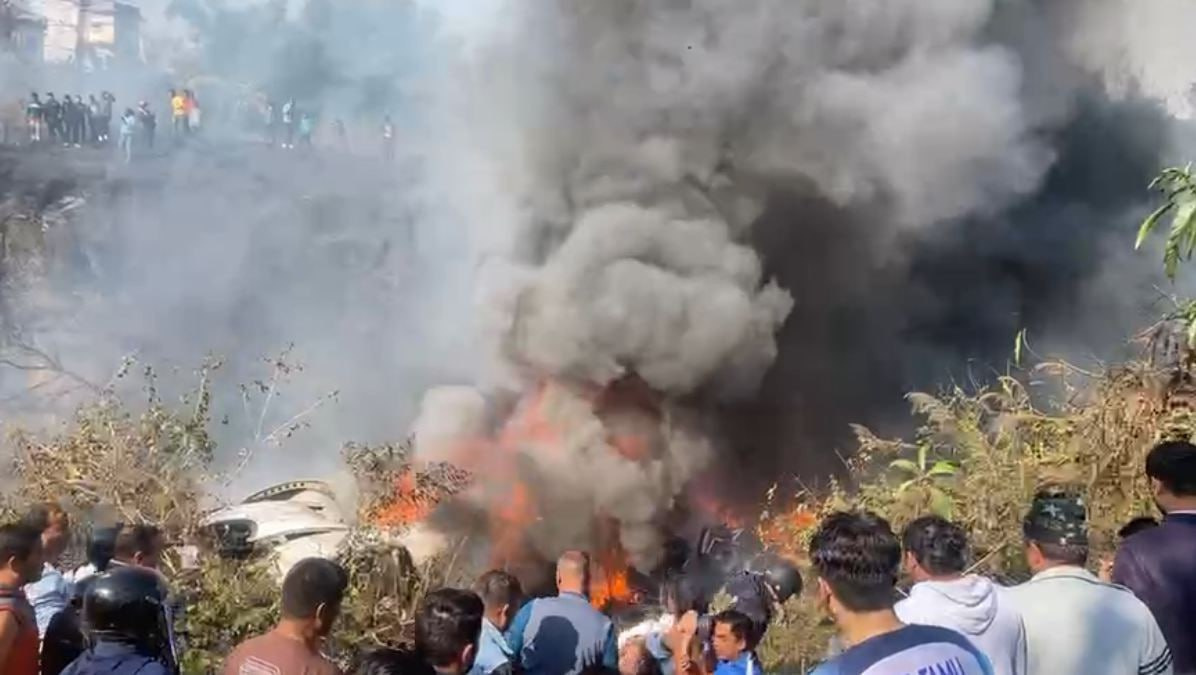 Самолет потерпел крушение прямо в аэропорту в Непале. Среди погибших есть россияне
