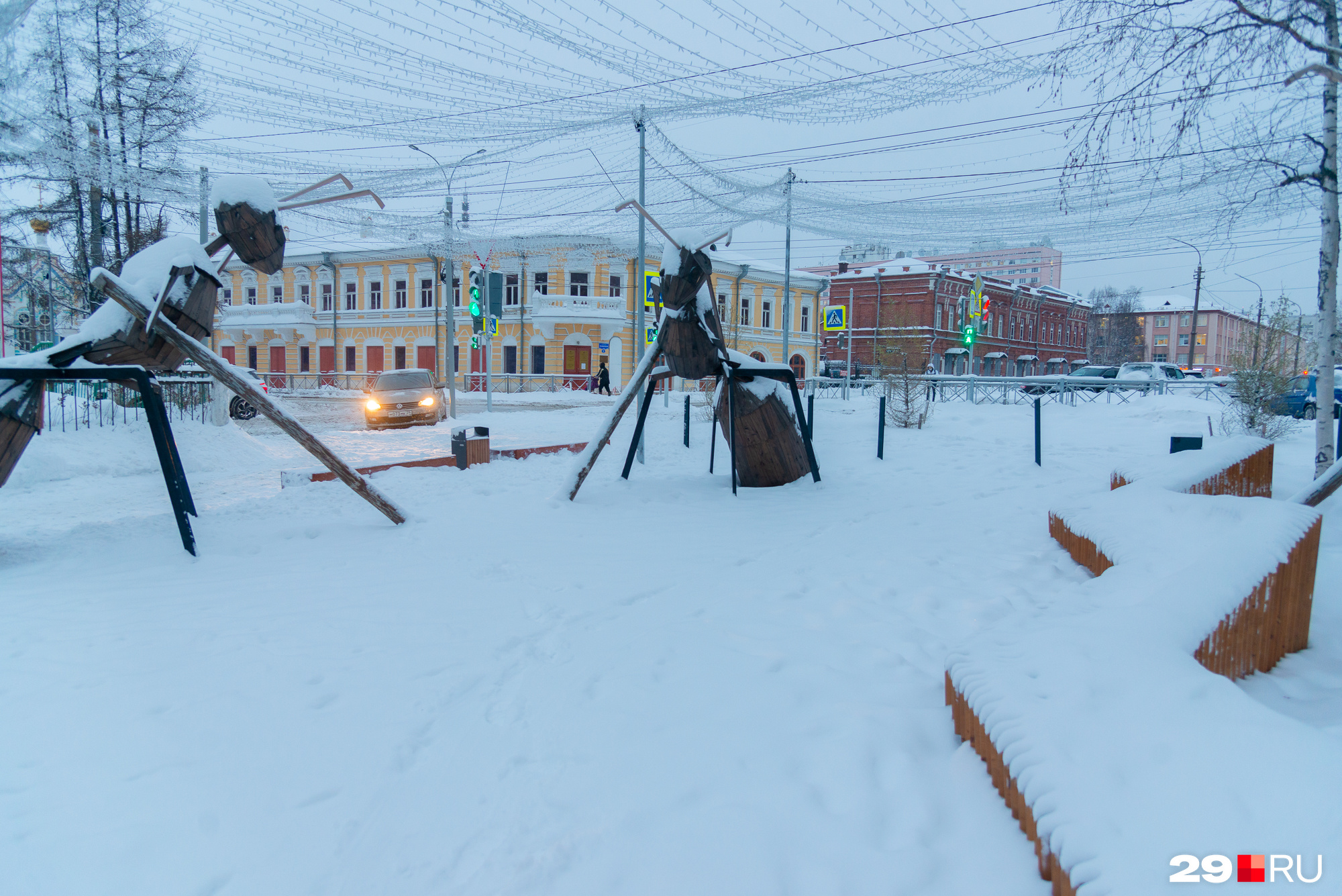 Молодежный сквер — одно из самых заметных мест в Архангельске. Мы следили за тем, <a href="https://29.ru/text/gorod/2020/11/11/69537913/" class="_" target="_blank">как преображалась эта территория</a>