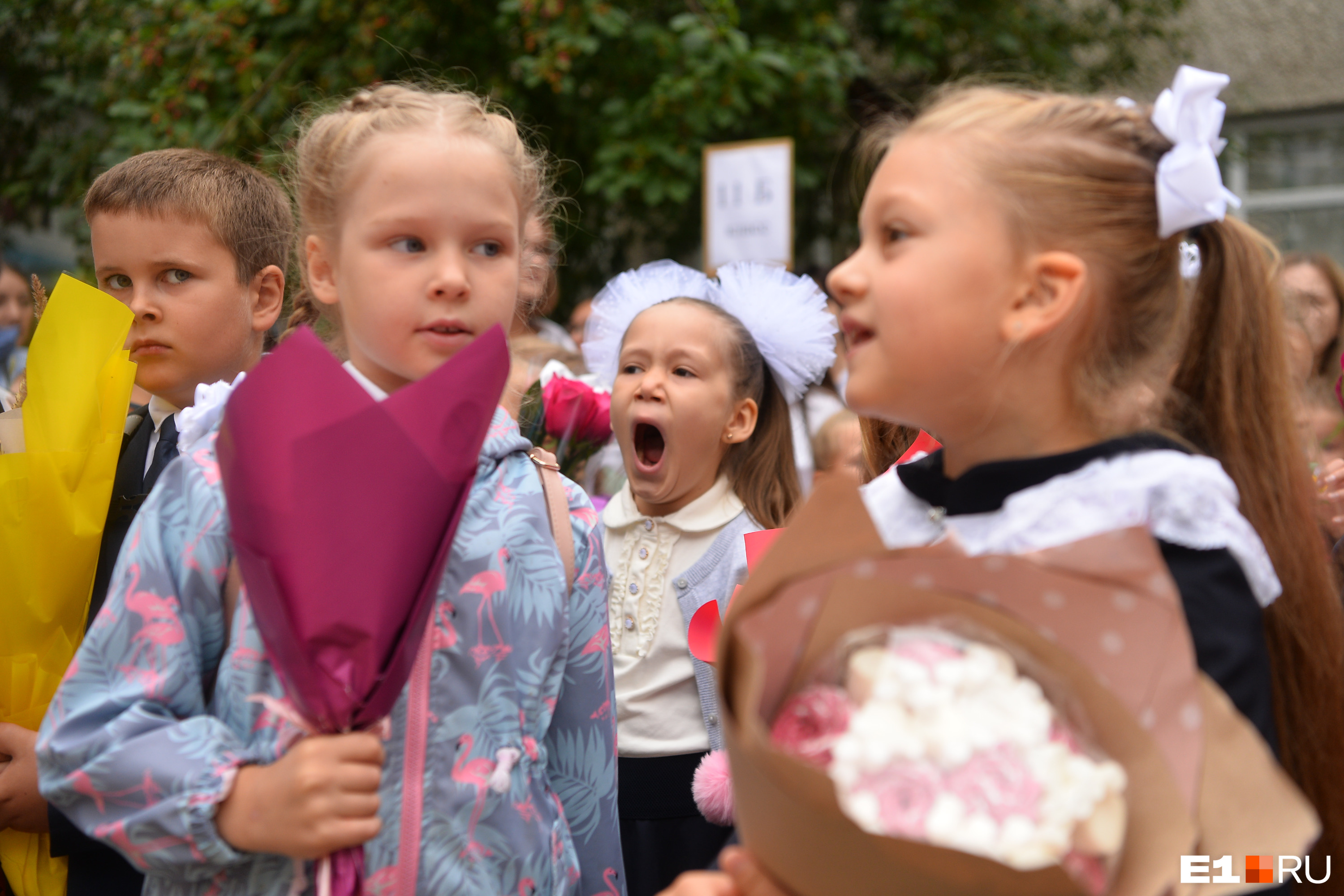 Школы екатеринбурга отзывы родителей. Первоклашки фото. Фотографии первоклассников. Школьники 1 сентября. Фотографии 1 сентября.