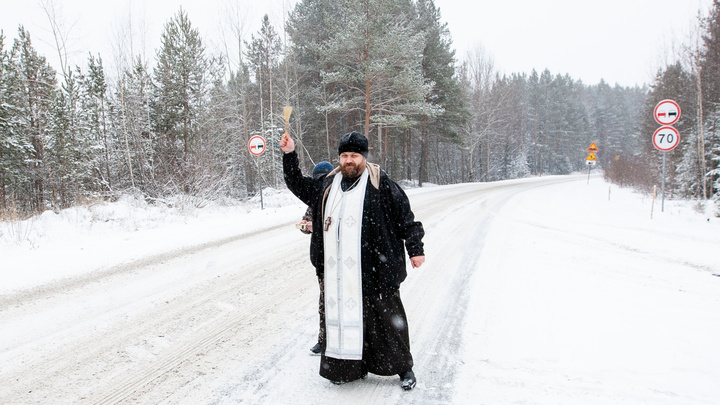 Со святой водой и иконами: на Среднем Урале состоялся крестный ход против коронавируса
