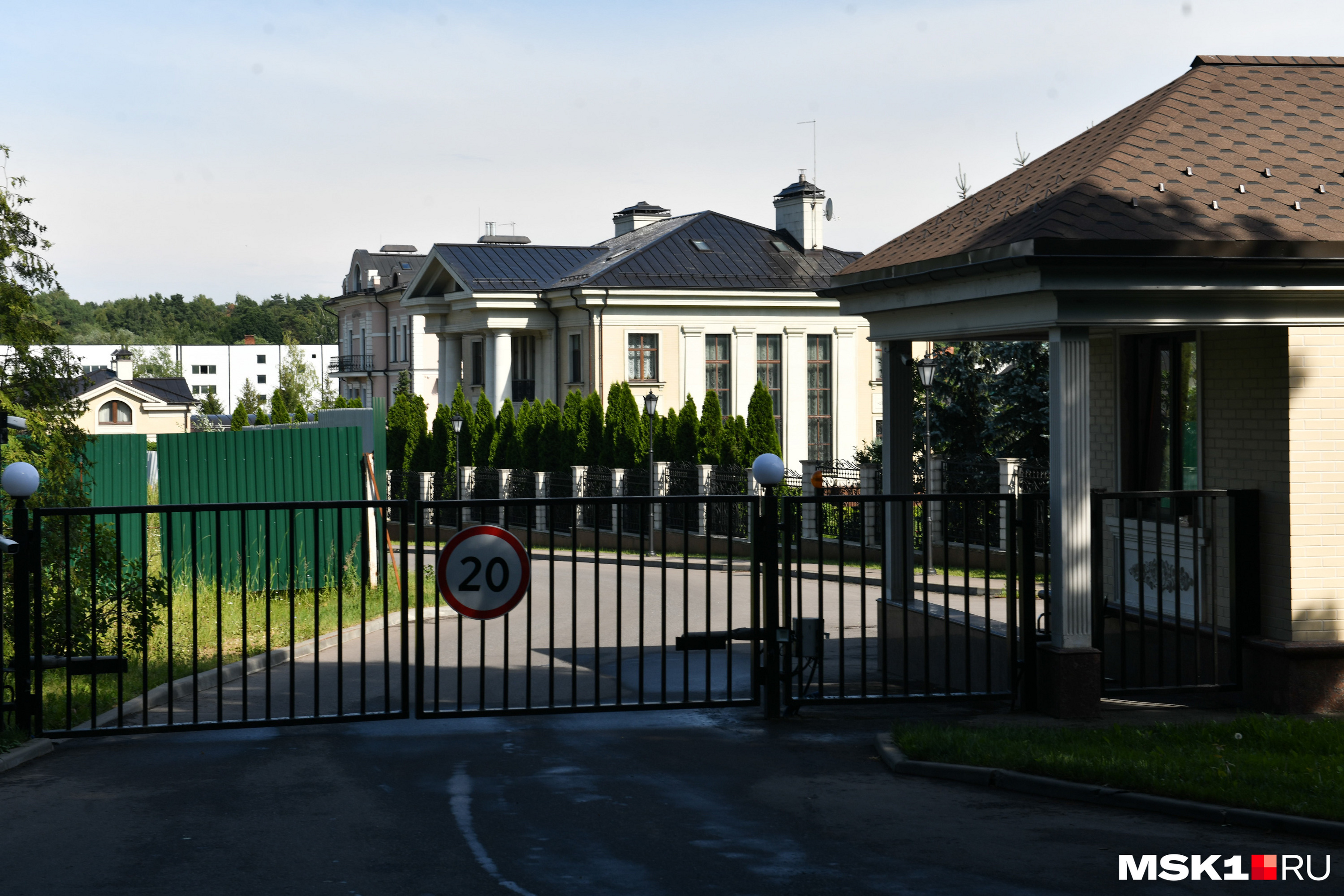 А это поместье, по словам местных жителей, принадлежит Роману Абрамовичу А это поместье, по словам местных жителей, принадлежит Роману Абрамовичу