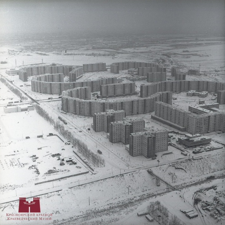 Так в 1988 году выглядел «город машиностроителей» — мкрн Солнечный. Подковообразные панельные 9-этажки — одни из самых густонаселенных и длинных домов Красноярска. Как рассказывал архитектор Эдуард Панов, форма обусловлена географией участка и стремлением защитить дворы и детсады от царящего на пустыре ветра Так в 1988 году выглядел «город машиностроителей» — мкрн Солнечный. Подковообразные панельные 9-этажки — одни из самых густонаселенных и длинных домов Красноярска. Как рассказывал архитектор Эдуард Панов, форма обусловлена географией участка и стремлением защитить дворы и детсады от царящего на пустыре ветра