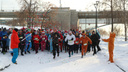 «Не ныть!»: десятки отважных новосибирцев собрались в мороз на набережной — 30 фото с «Забега обещаний»