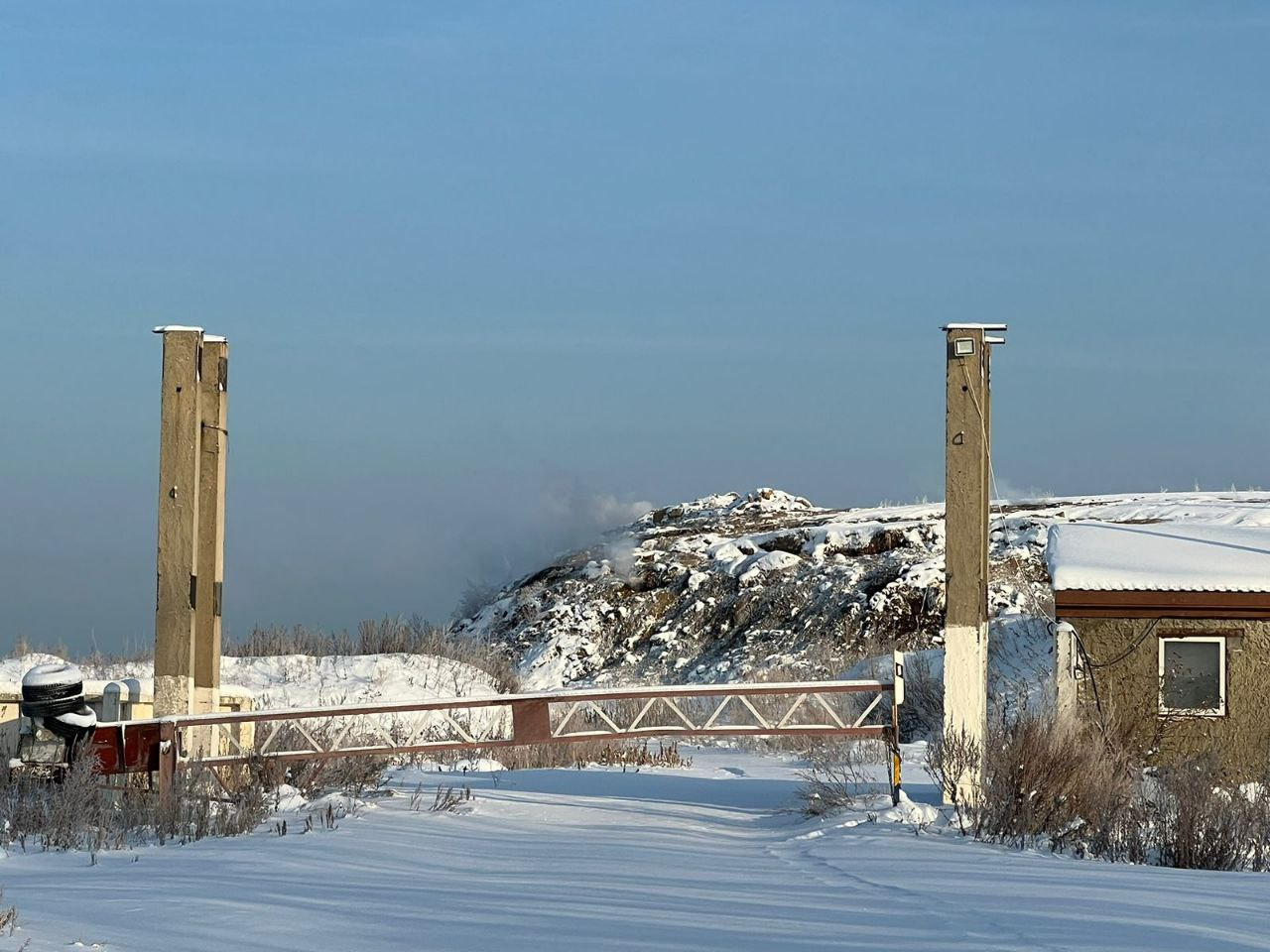 «Химический запах горения»: под Новосибирском заметили едкий дым от тлеющей свалки