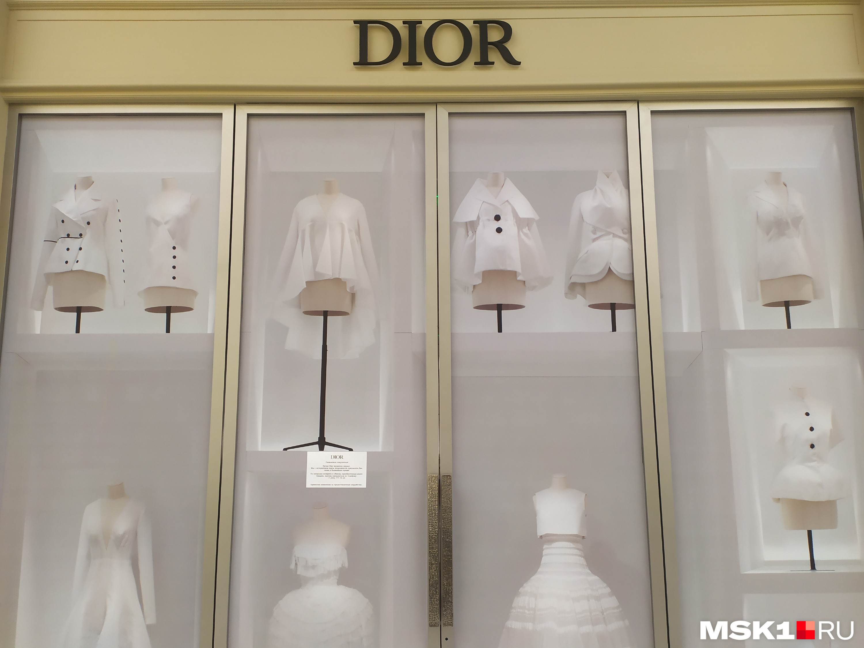 Возможно, перед закрытием Dior дополнительно оформили. Внутреннее помещение не видно, но есть красивая витрина Возможно, перед закрытием Dior дополнительно оформили. Внутреннее помещение не видно, но есть красивая витрина