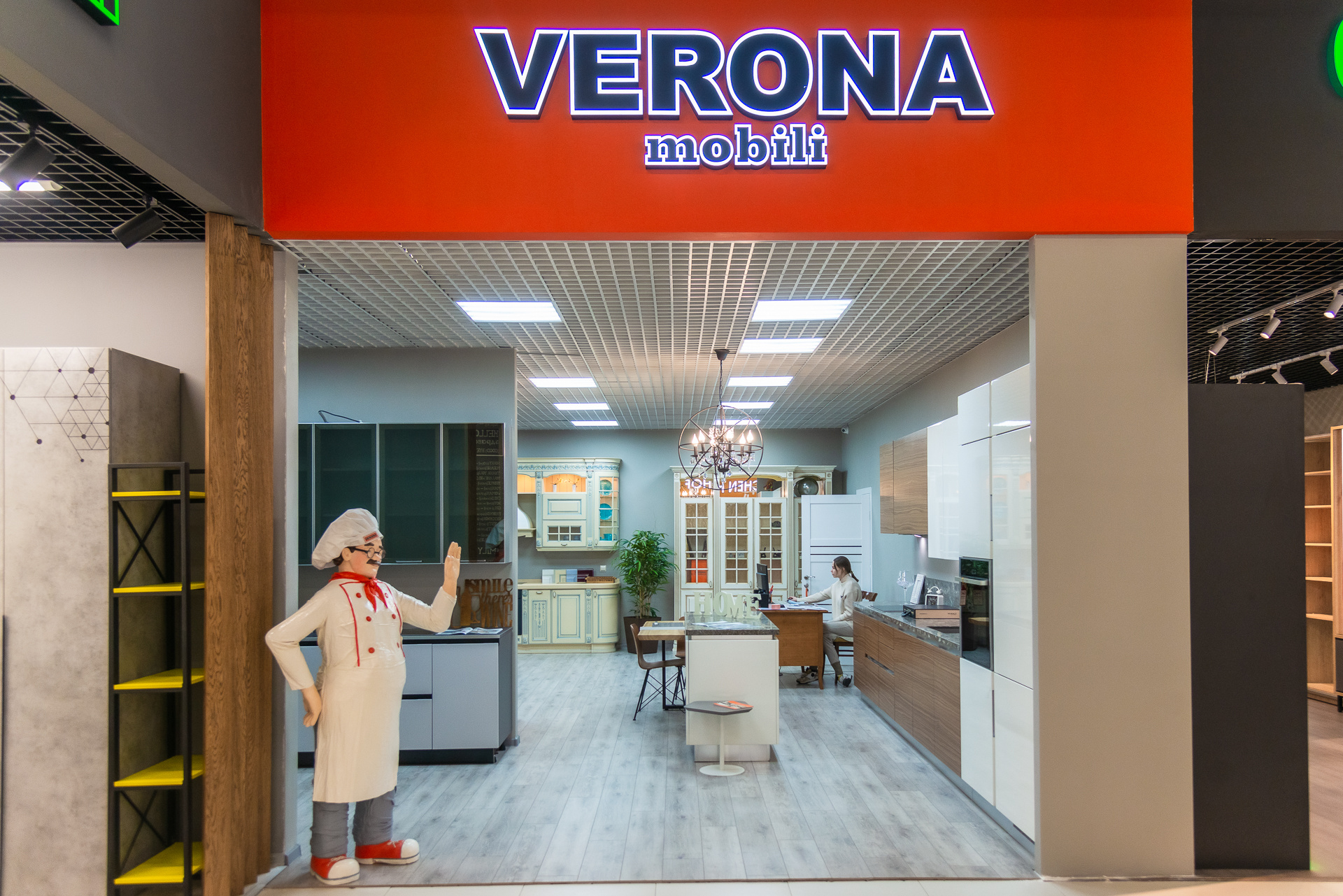 В начале года в Family Room открылся фирменный салон фабрики VERONA. Бренд специализируется на производстве мебели высокого качества. Здесь можно найти кухни, мебель для гостиных, кабинетов, столовых