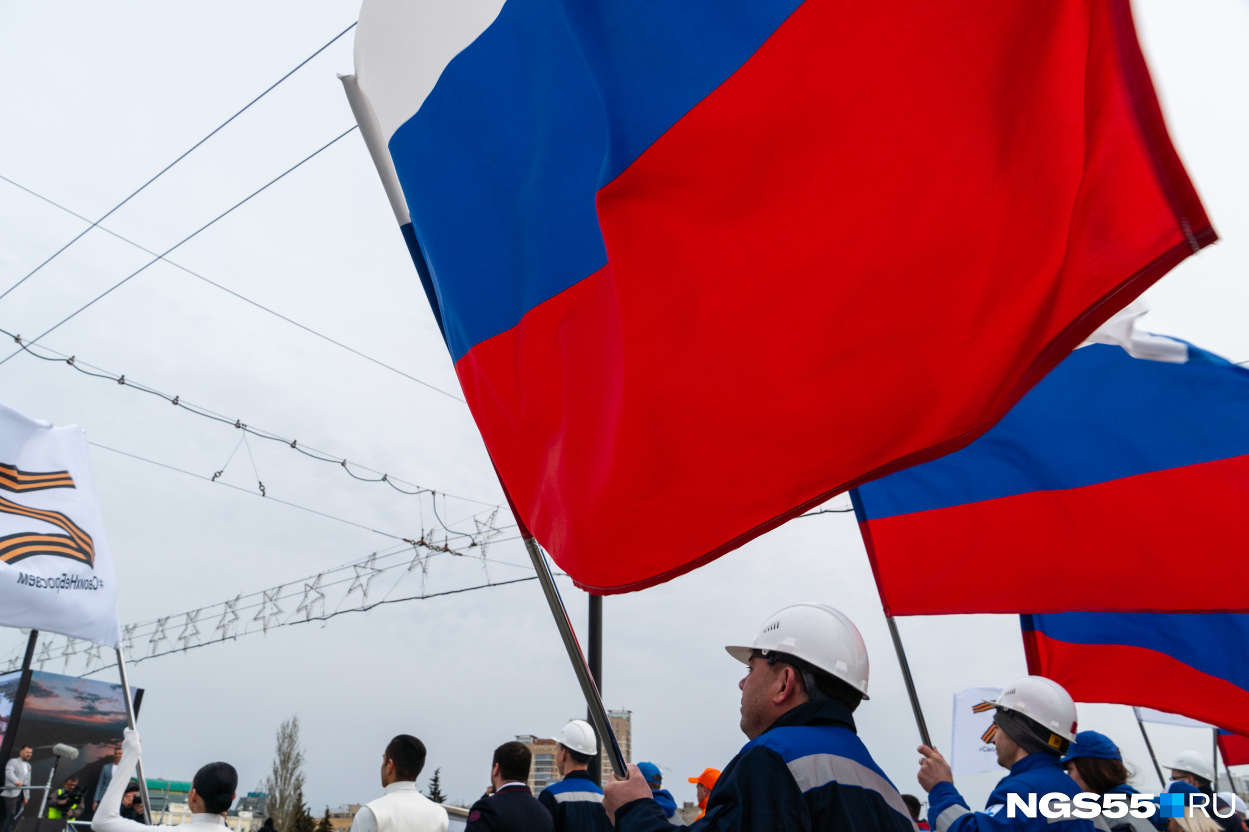 День под флагом. Флаг z. Люди с флагами z. Z Flag.