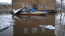 Хоть на лодке передвигайся: в Маймаксе сильно затопило дома — некоторым жильцам не выйти во двор
