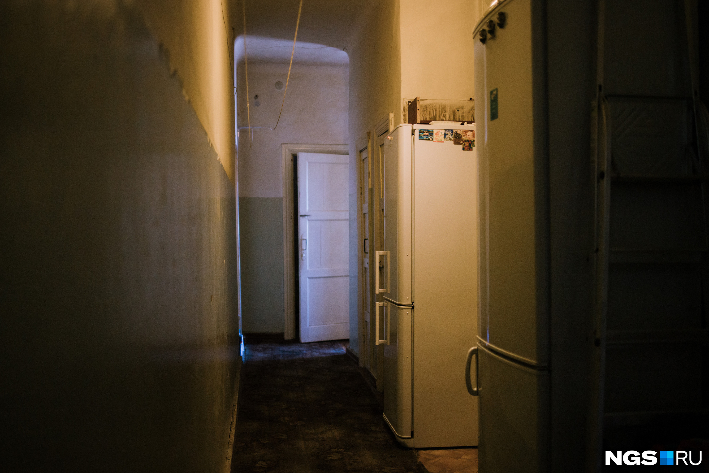 Справа, между холодильниками, — вход в комнату Кристины, слева — комната другой хозяйки. Двери за белым холодильником — кладовые, прямо — ванная комната