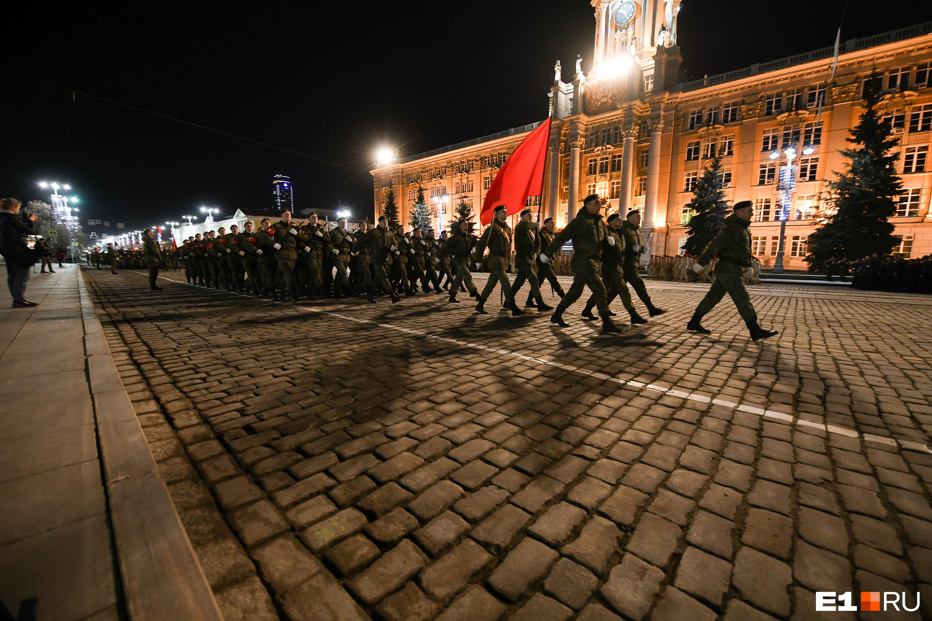 Во сколько начнется парад в екатеринбурге. Парад Победы 2022 в Екатеринбурге. Ночная репетиция парада 2022. Репетиция парада Победы. Парад 9 мая в Екатеринбурге 2010 года.