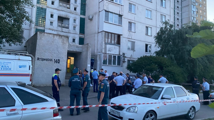 «В подъезде остались самокаты и детские рюкзаки»: мать с сыном и дочкой выпали из окна высотки в Волгограде