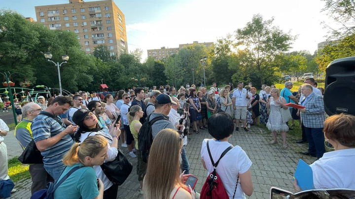 Жители ВАО Москвы вышли на улицу. Они протестуют против закрытия больницы