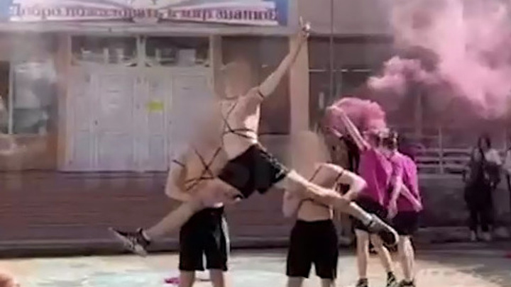 Престижный екатеринбургский лицей обвинили в развратных ЛГБТ-танцах