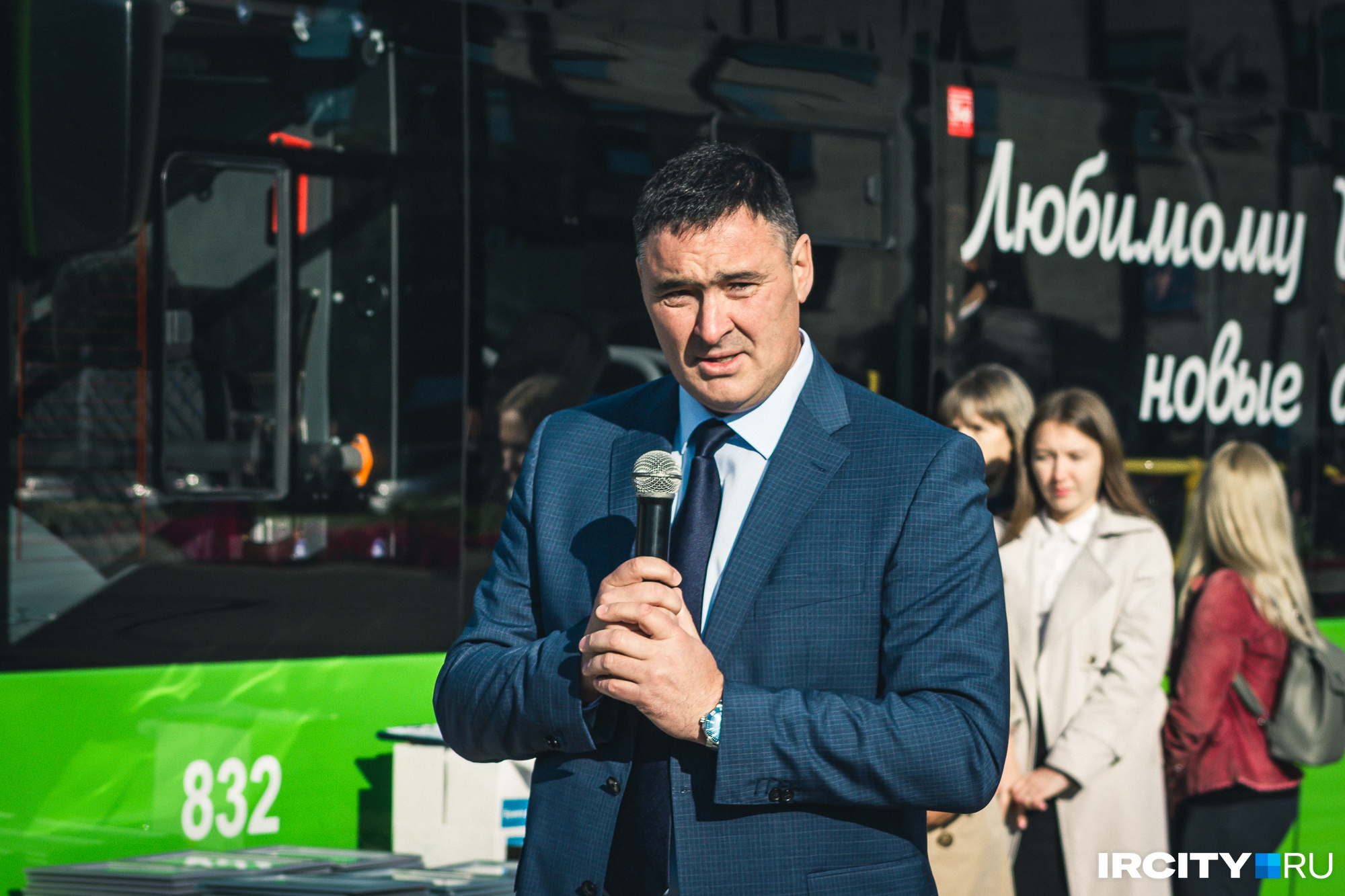 Мэр Иркутска Руслан Болотов поздравил всех с приобретением новых машин