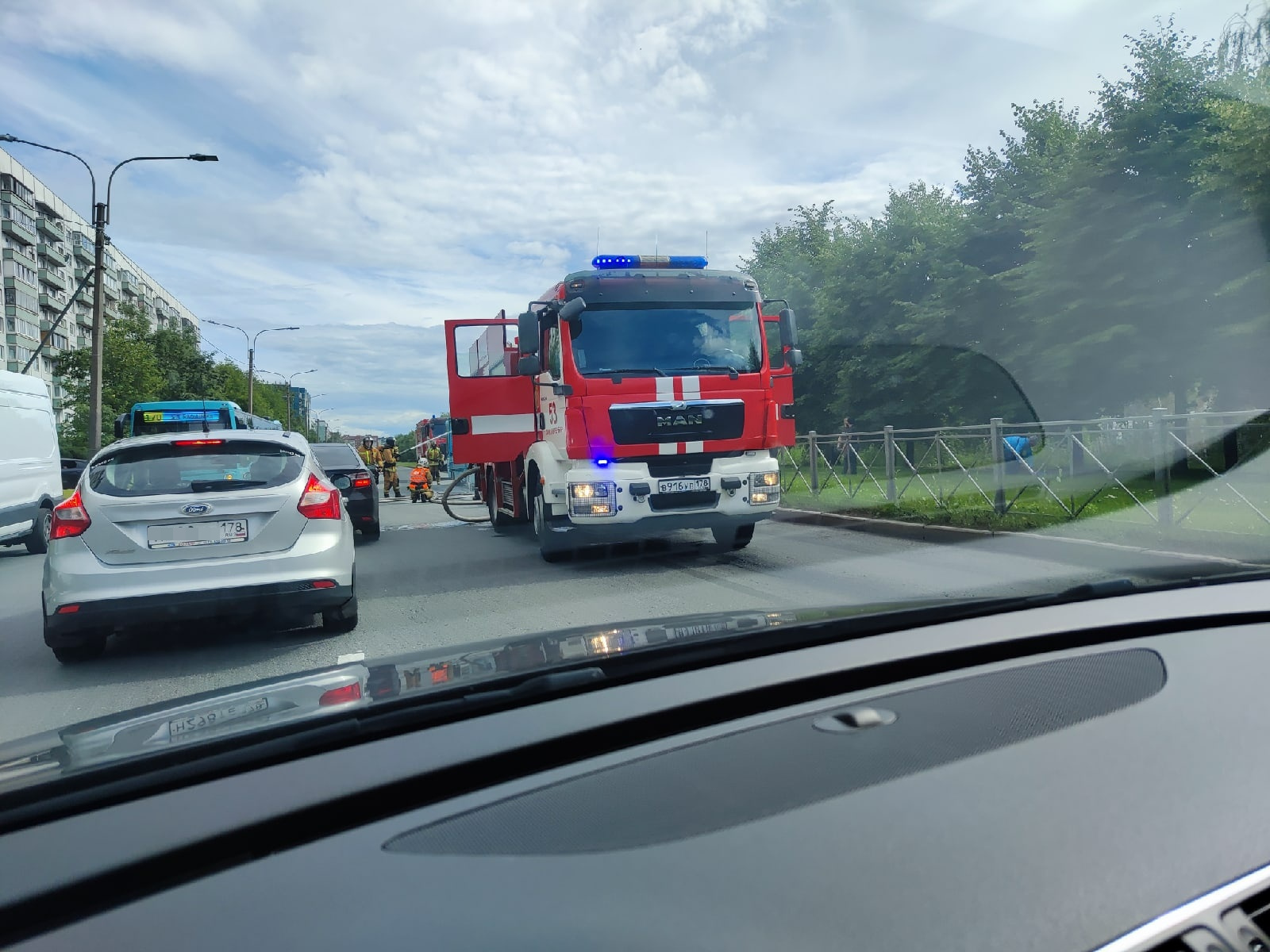 Автобус загорелся на маршруте на Планерной улице в Петербурге 15 июля 2022  г., фото, видео - 15 июля 2022 - ФОНТАНКА.ру