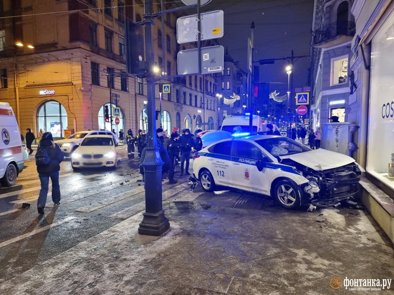 ГУ МВД: полицейская машина, попавшая в аварию, торопилась доставить  дебошира в отдел - 19 декабря 2021 - ФОНТАНКА.ру