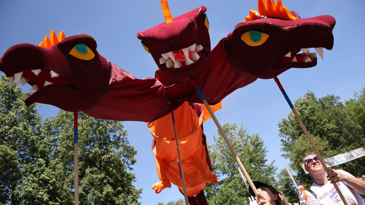 Дракон, привидение и Маша из мультика: фоторепортаж с праздничного парада кукол в Кемерове