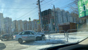 Такси протаранило забор на тротуаре после столкновения с легковушкой на Северо-Западе Челябинска