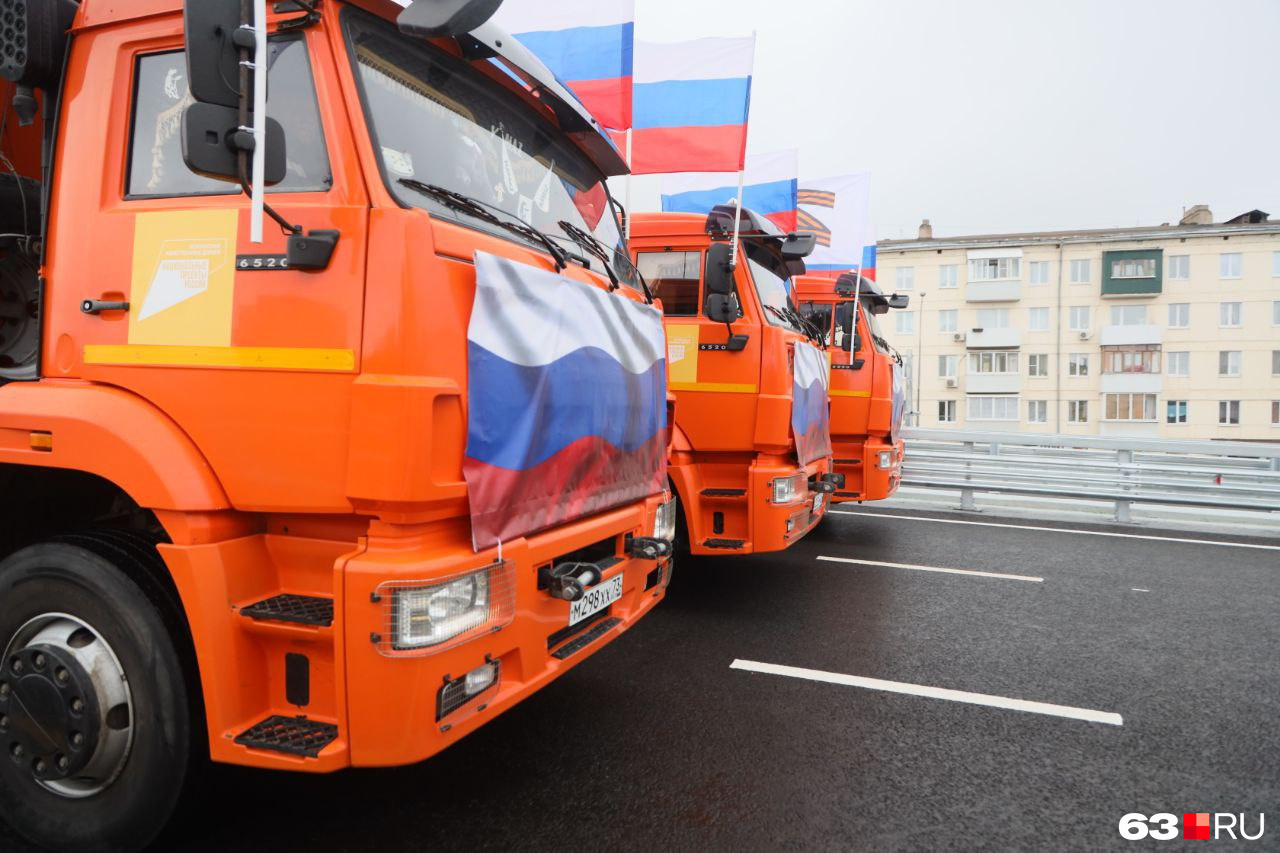 Первыми по мосту проехали грузовики Первыми по мосту проехали грузовики