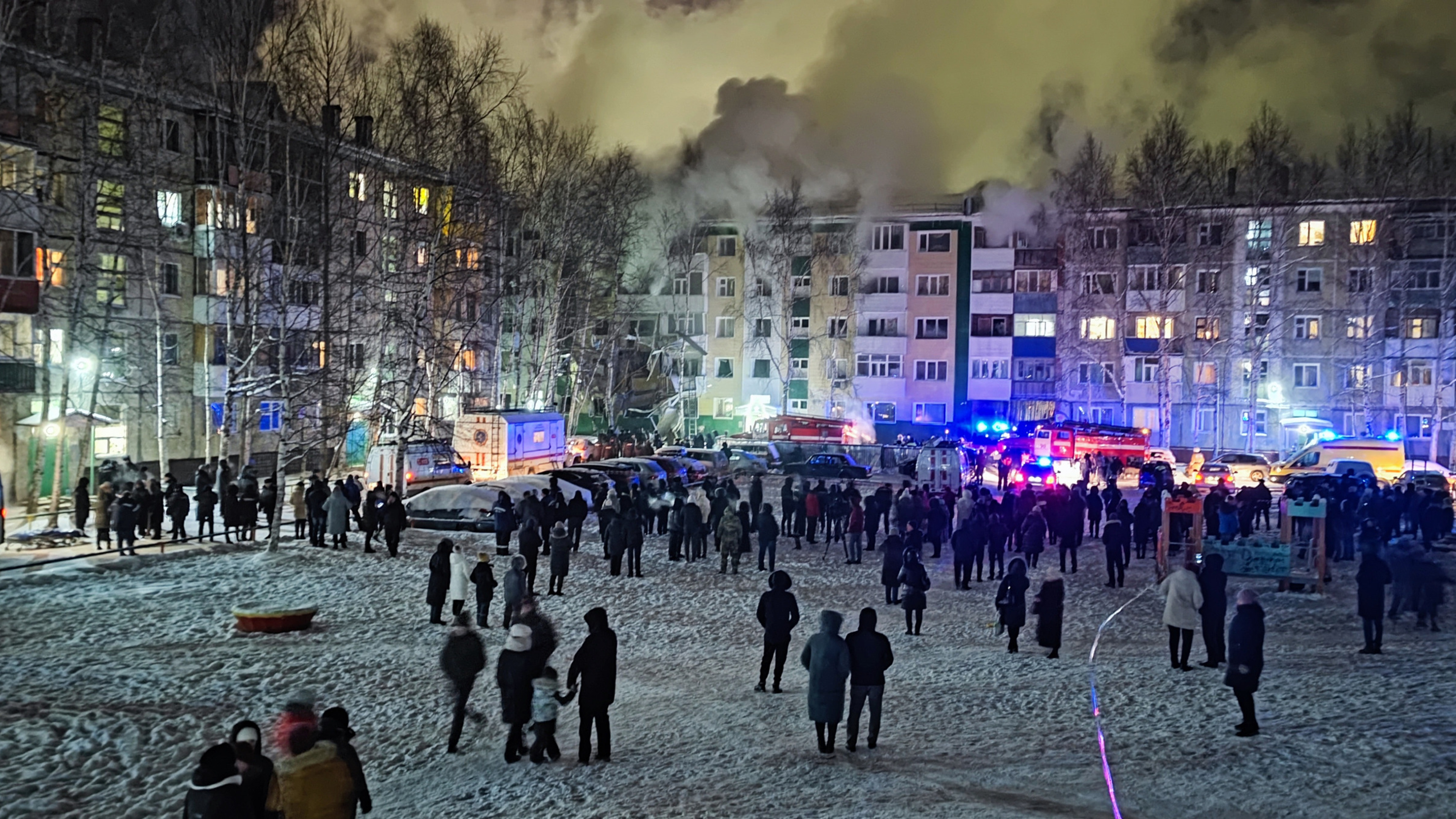 4 декабря 2022 год. Декабрь в городе. Люди в городе зимой. Взрыв дома в Нижневартовске.