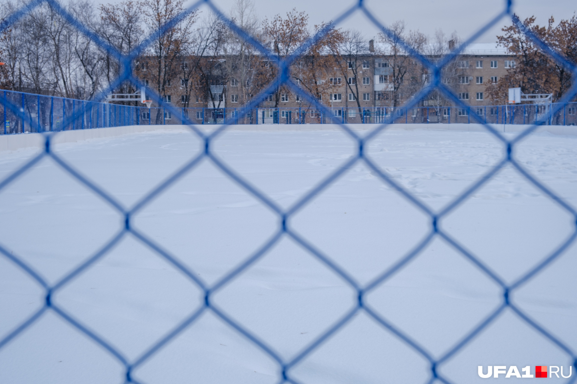 Поле заснежено и закрыто