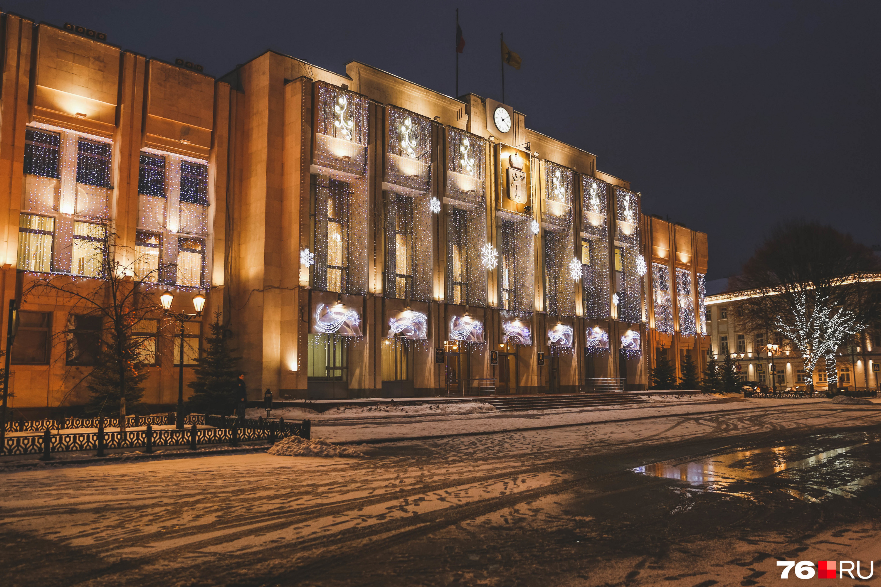 Особенно красочно выглядит здание правительства Ярославской области