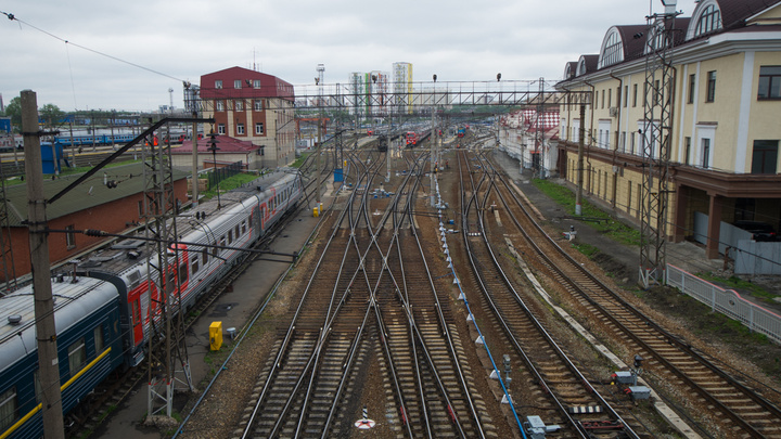 В Екатеринбурге мужчина залез на вагон поезда и погиб от удара током