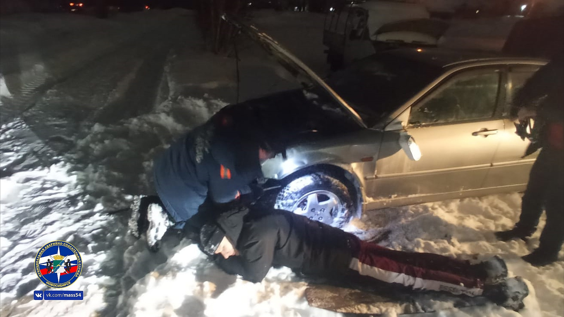 Мужчина в Новосибирске чистил снег под колесом, и его ремнями затянуло внутрь машины