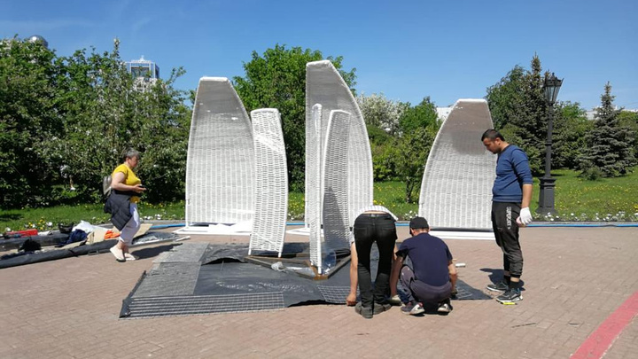 В центре Екатеринбурга начали возводить трехметровые скульптуры из белых цветов
