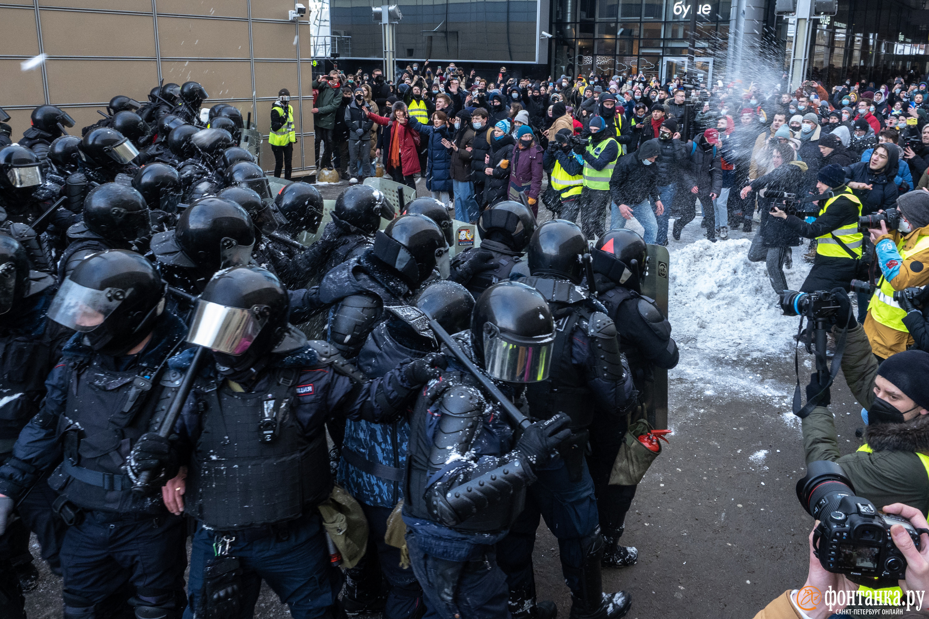 Противостояние силовиков и участников несанкционированной акции