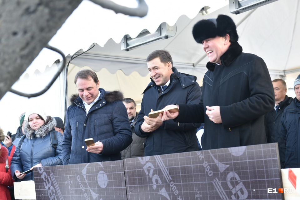 При закладке фундамента огромного автовокзала губернатор Куйвашев и инвесторы бросили в котлован золотые слитки