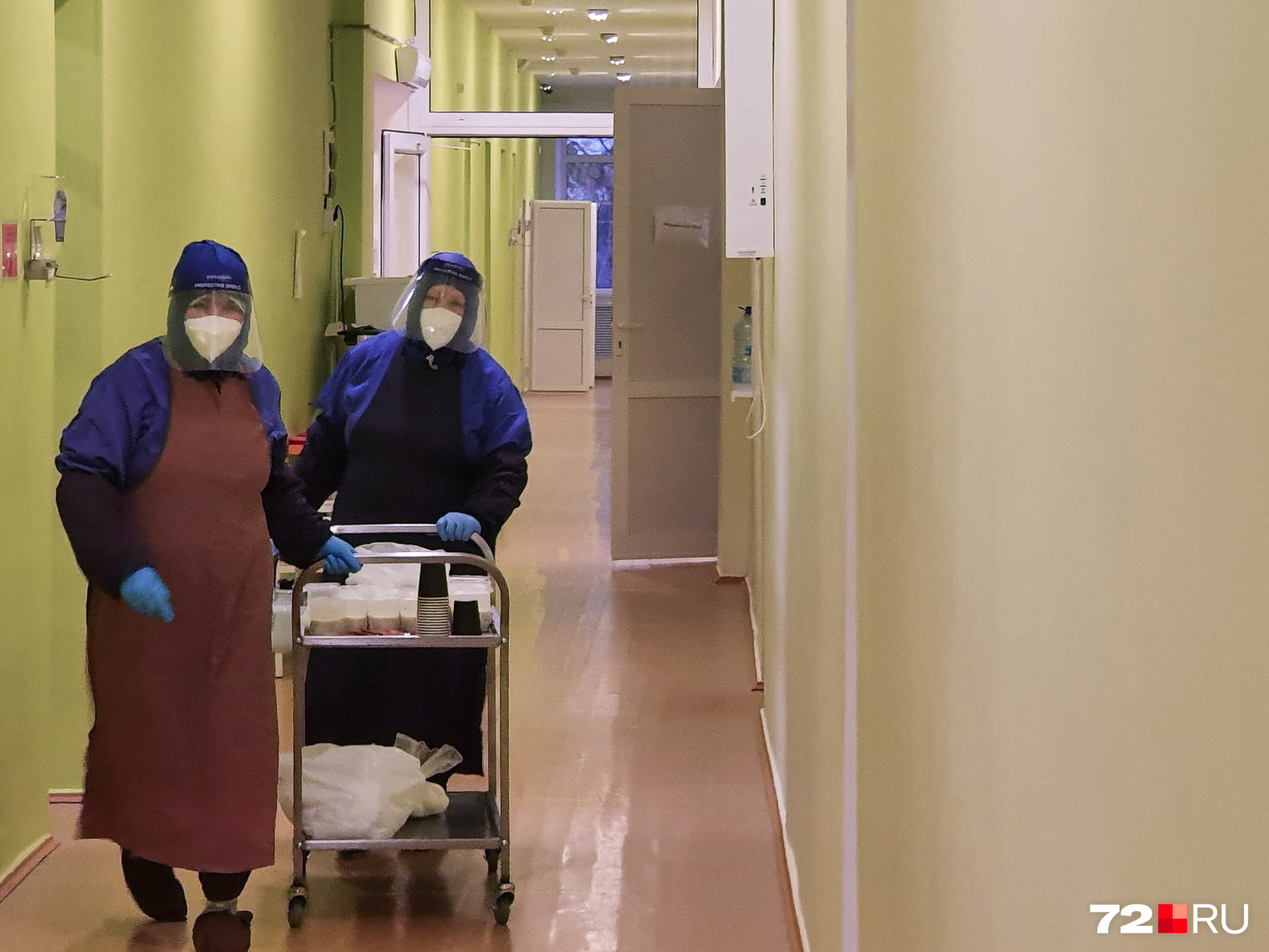 У каждого пациента здесь свой «стол». К примеру, больным диабетом приносят особенное питание.<br />— Один из мужчин, с которым лежим в палате, узнал, что у него диабет, только после того, как попал сюда с ковидом. Возможно, вирус как-то повлиял на это У каждого пациента здесь свой «стол». К примеру, больным диабетом приносят особенное питание.<br />— Один из мужчин, с которым лежим в палате, узнал, что у него диабет, только после того, как попал сюда с ковидом. Возможно, вирус как-то повлиял на это