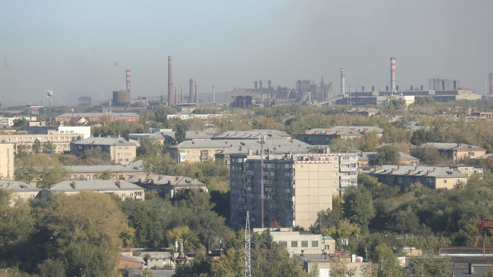 На фоне смога в двух районах Челябинска зафиксировали превышение вредных веществ в воздухе