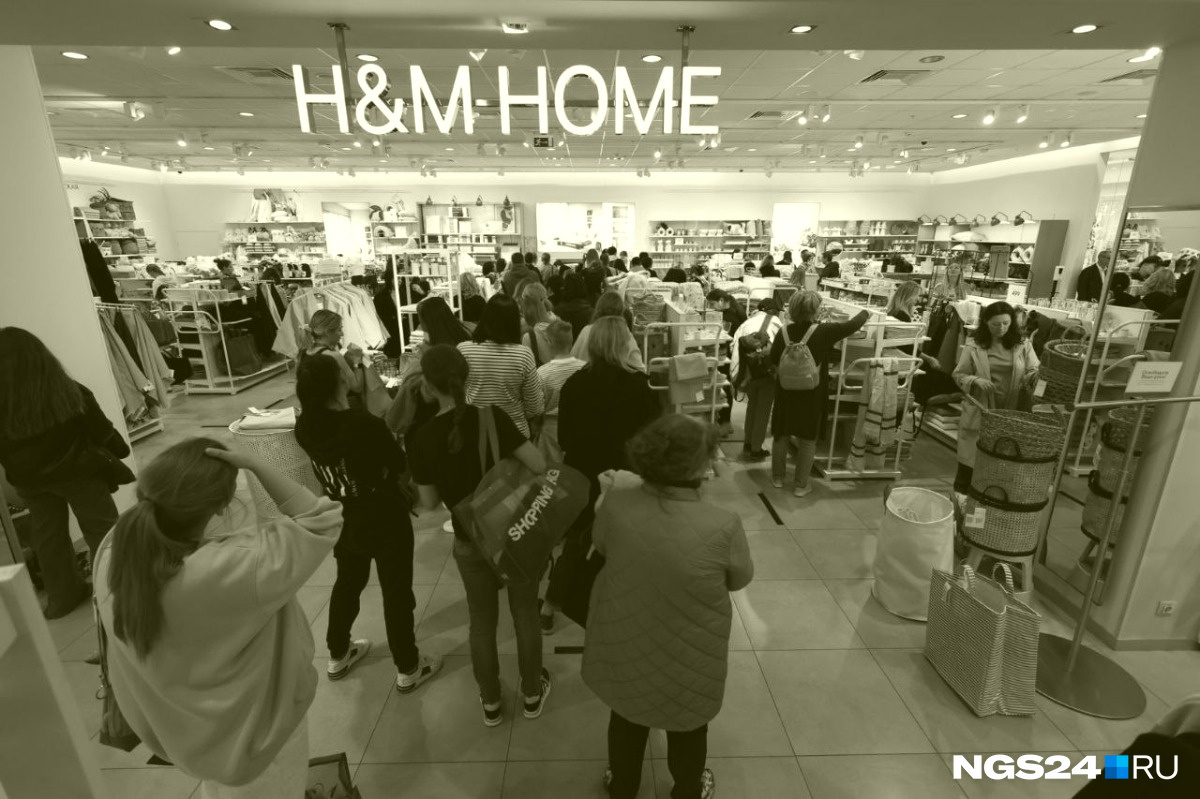 Очередь в H&M после полугодового простоя 29 августа 2022-го