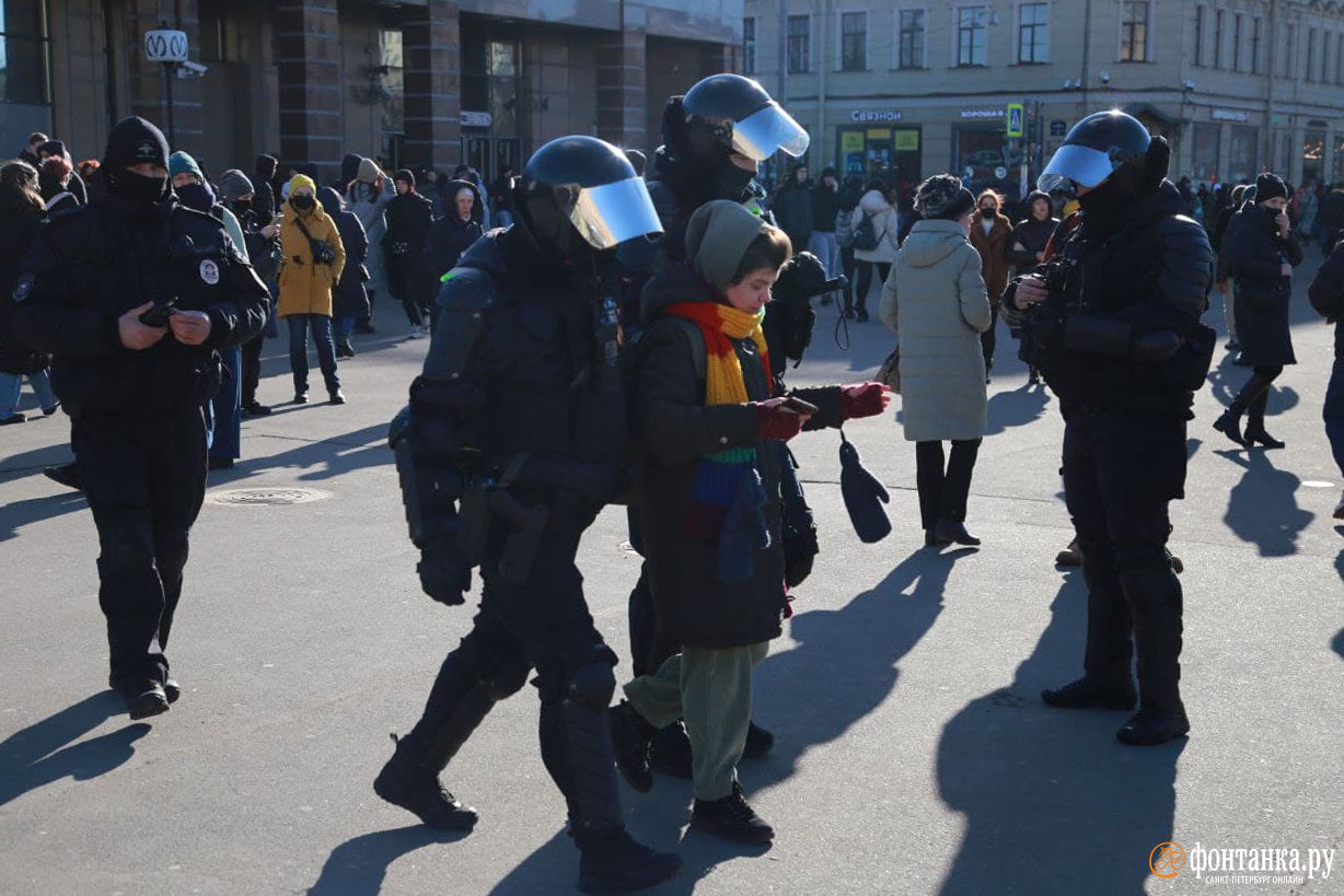 Фонтанка ру 24 часа. Группа задержания. Полицейский на улице.