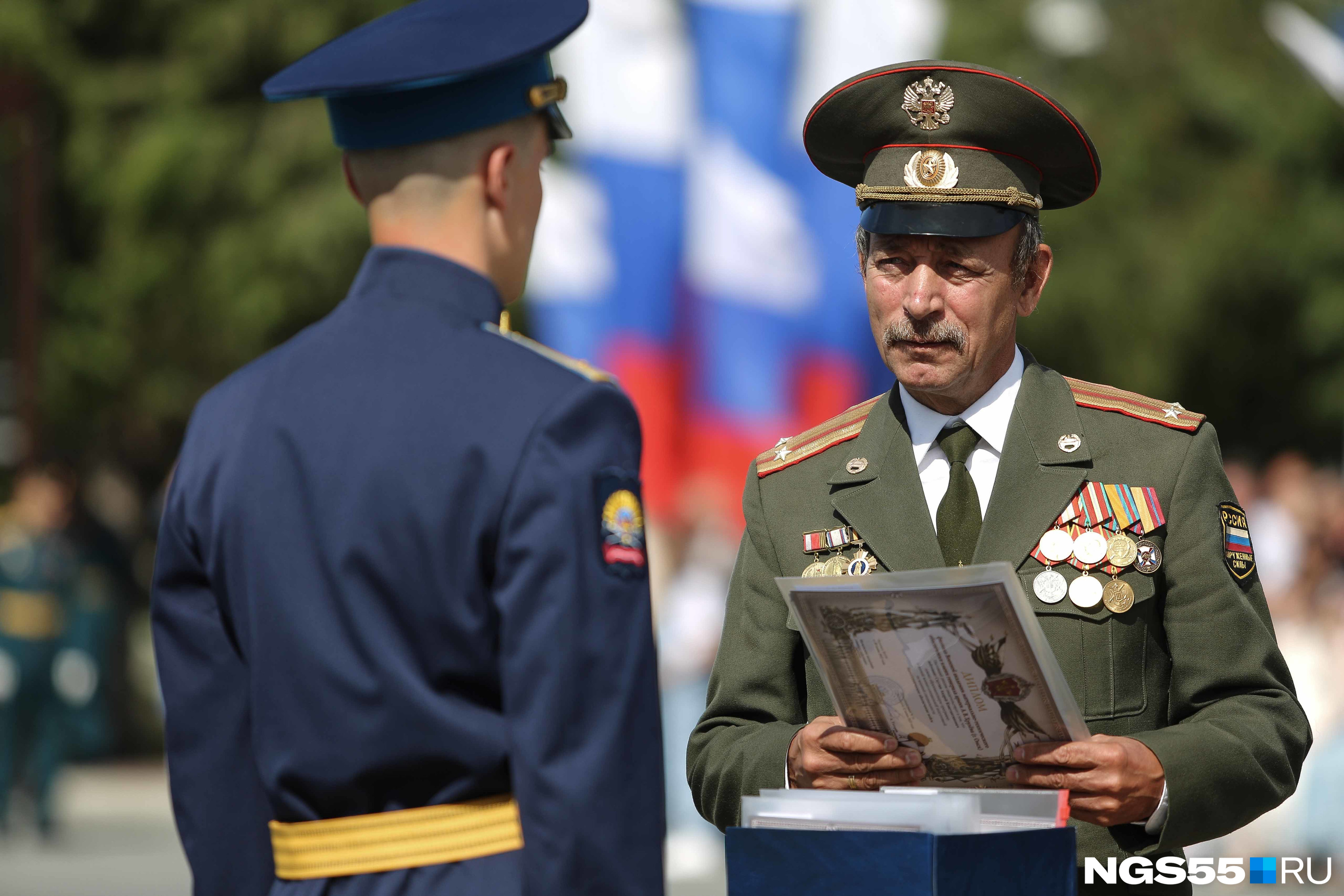 Дипломы об окончании института вручили 350 выпускникам Дипломы об окончании института вручили 350 выпускникам