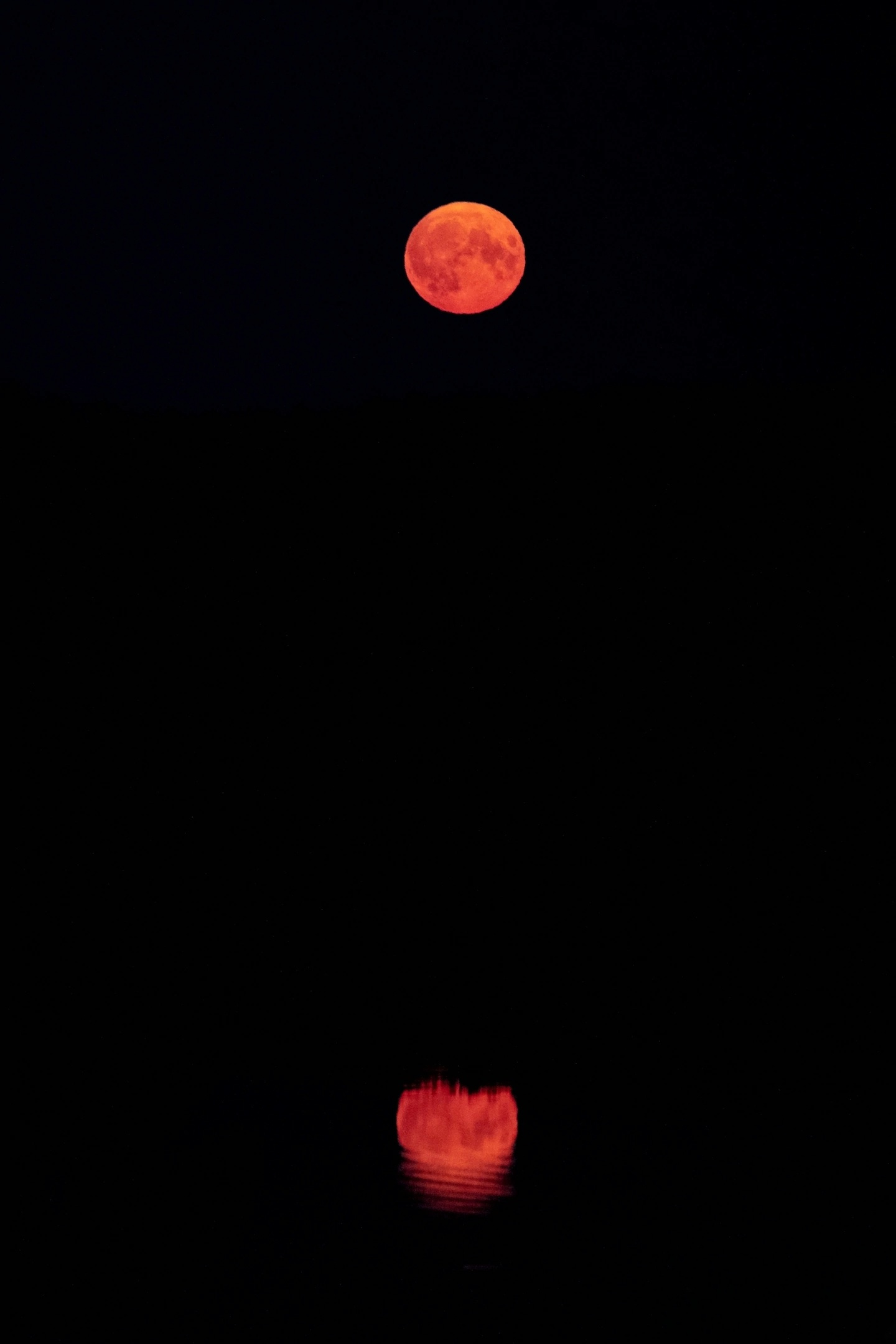 Луна окрасилась в нестандартный и непривычный ярко-красный цвет