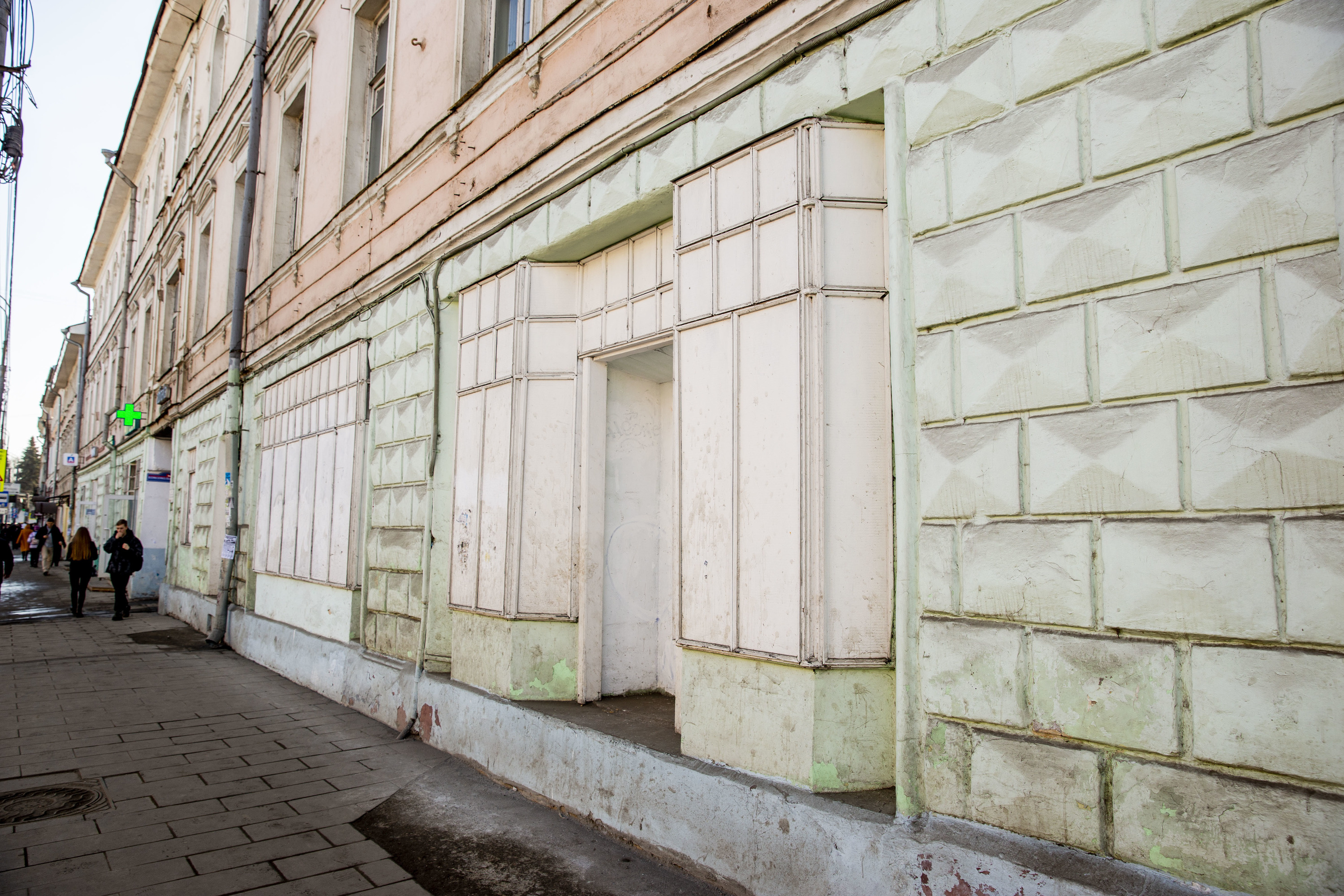 Стена на улице. Грязный город. Город чистых стен. Акция чистые стены. Стена на улице.