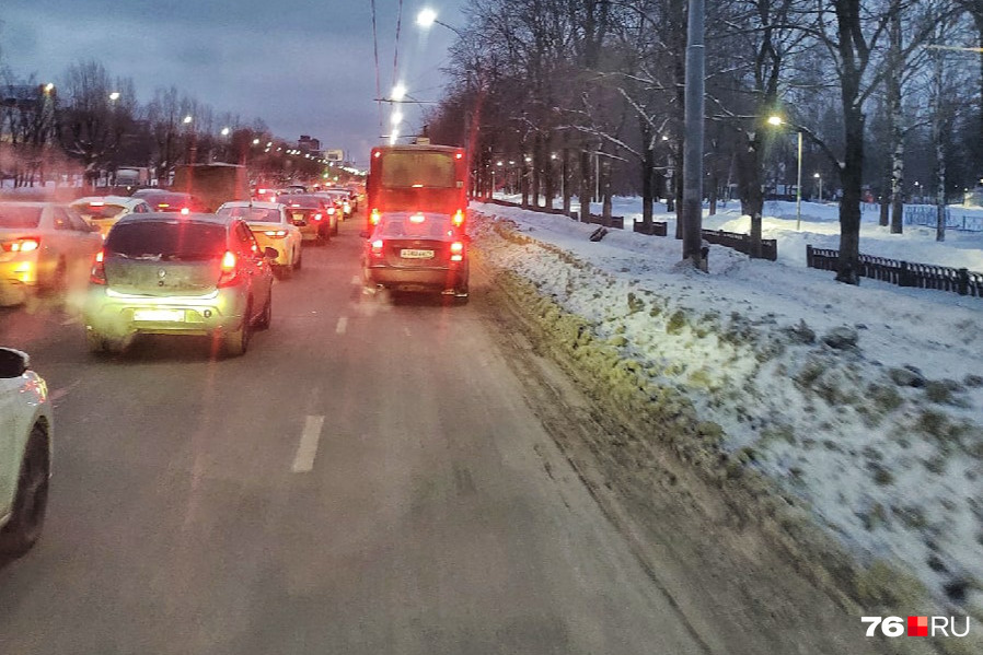 Много жалоб на сужение проезжей части поступает от водителей транспорта, работающих на Ленинградском проспекте Много жалоб на сужение проезжей части поступает от водителей транспорта, работающих на Ленинградском проспекте