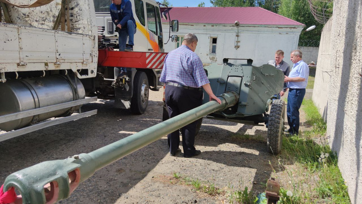 Мэр Черемхово подарил саянскому музею Великой Отечественной войны дивизионную пушку Д-44
