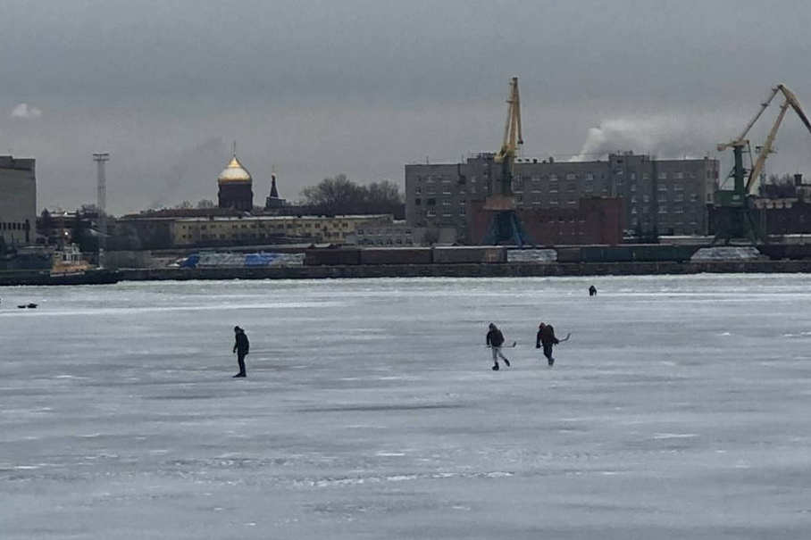 Гуляют и играют в хоккей. Петербуржцы продолжают игнорировать запрет выходить на лед