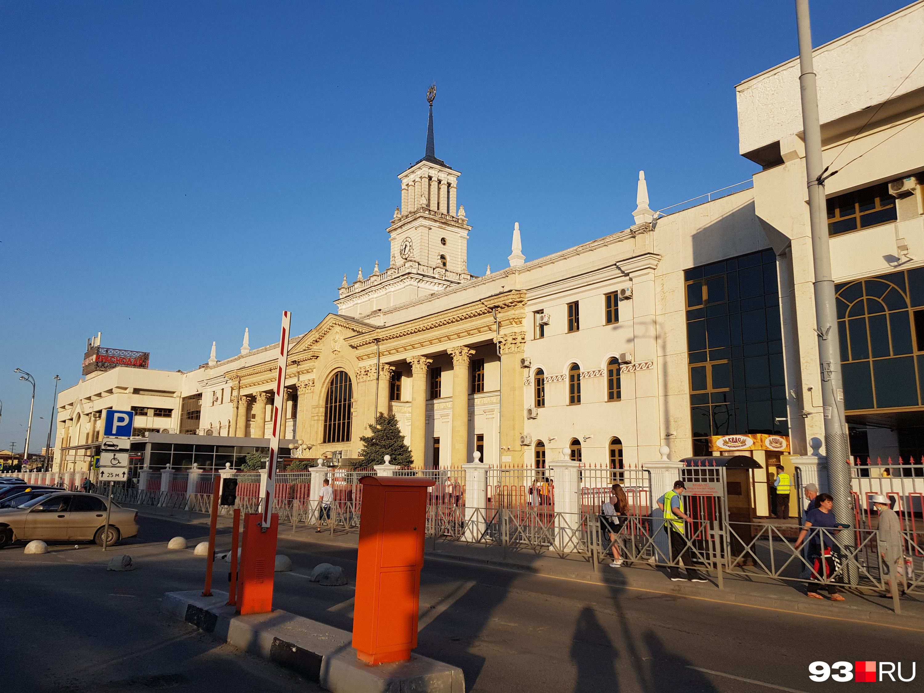 Так выглядит главный ж/д вокзал Краснодара, прямо напротив него, через площадь, находится Центральный автовокзал