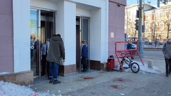 После падения сосульки на голову мужчины в центре Екатеринбурга мэр напомнил коммунальщикам об их обязанностях