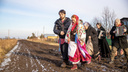 «Невеста должна плакать»: славянскую свадьбу с выкупом, обрядами и хороводами сыграли в новосибирской деревне — как это было