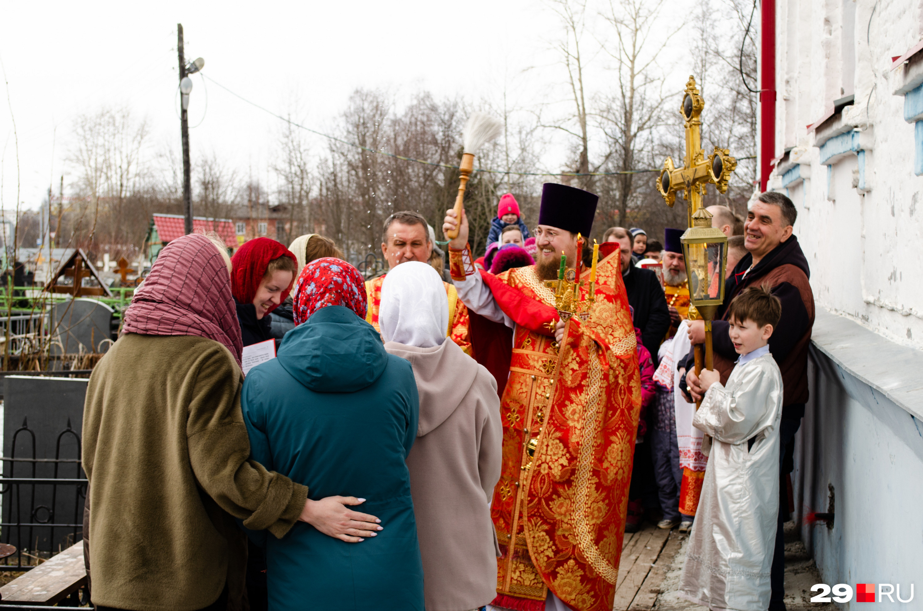 Люди в храме на Пасху