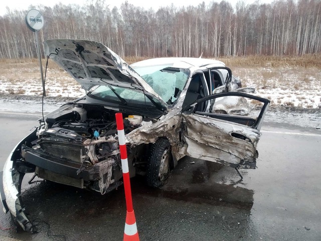 Дорожные полицейские разбираются в случившемся ДТП, где пострадали люди Дорожные полицейские разбираются в случившемся ДТП, где пострадали люди